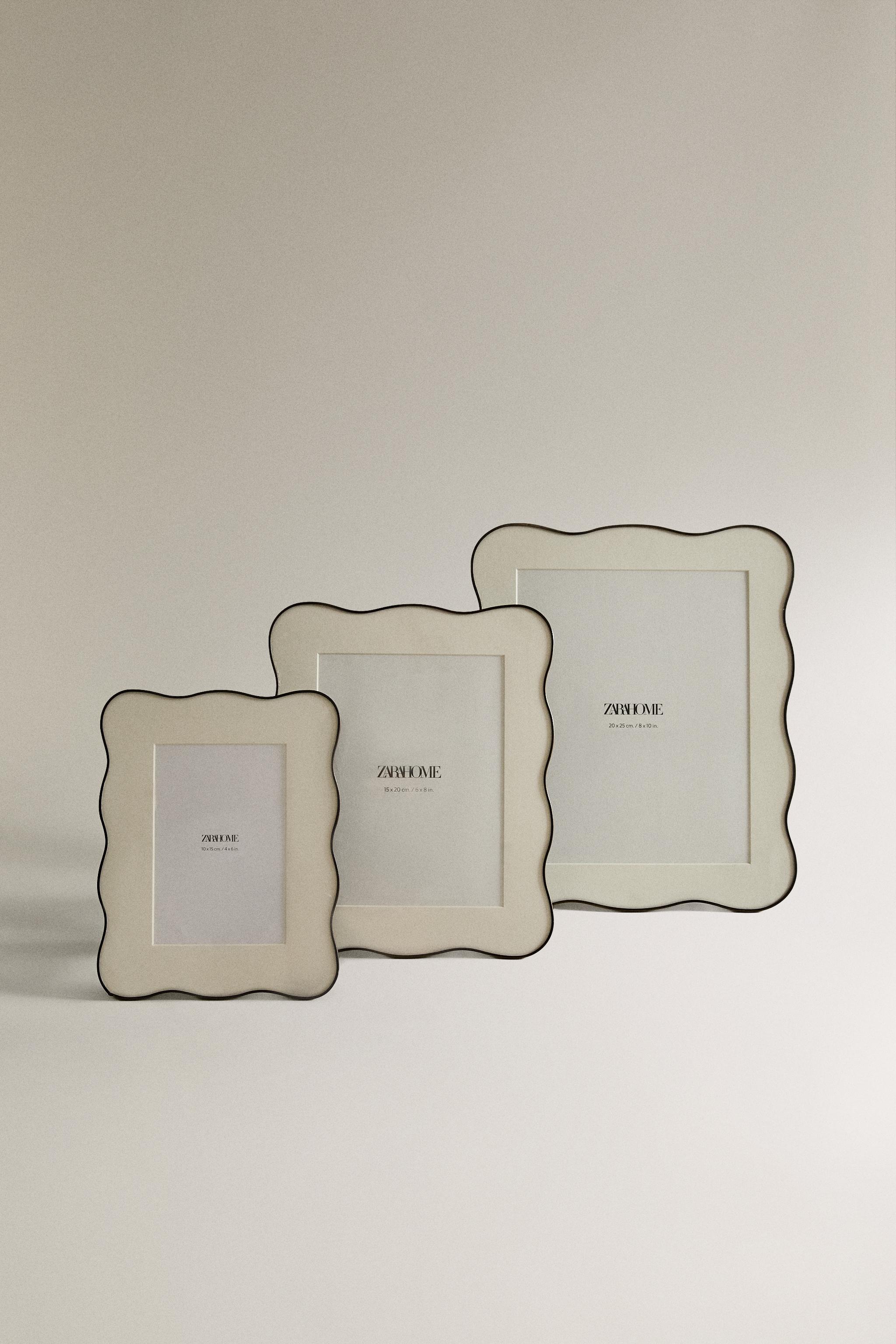 SCALLOPED METAL PICTURE FRAME